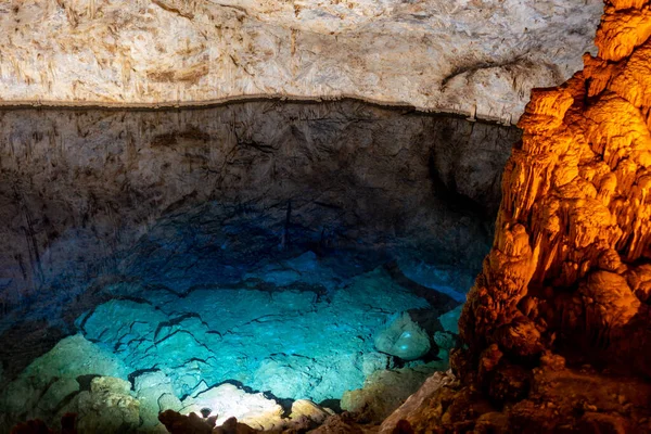 Uma Paisagem Águas Azuis Pedras Gotejamento Douradas Lago Espelho Caverna — Fotografia de Stock