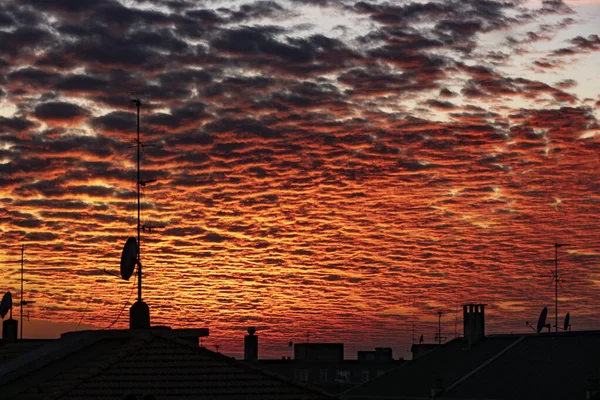 Ein Erstaunlicher Blick Feurig Dichte Wolken Himmel Über Der Stadtsilhouette — Stockfoto