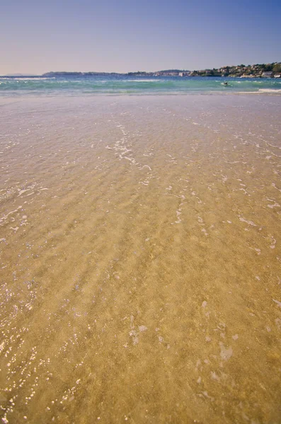 Colpo Verticale Del Mare Blu Della Spiaggia Sabbiosa Una Giornata — Foto Stock