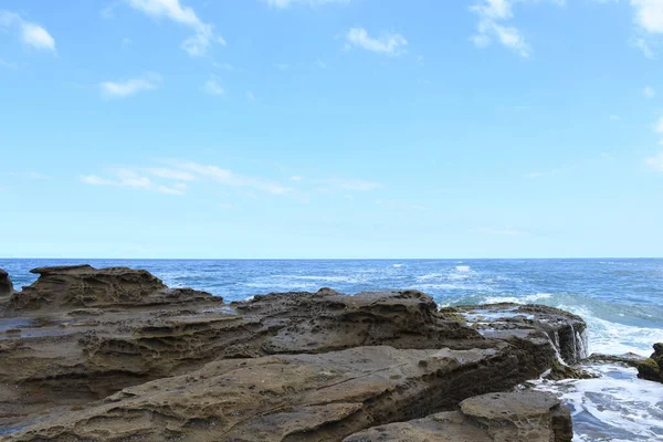 Величний Вигляд Хвилястого Моря Скелястого Узбережжя Австралії Удень Під Хмарним — стокове фото