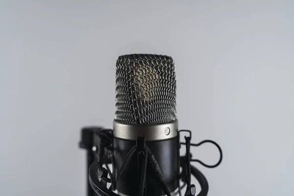 Microfone Com Fios Estúdio Contra Fundo Branco — Fotografia de Stock