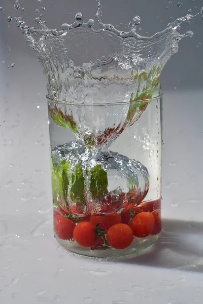 Ein Vertikaler Schuss Gemüse Der Ein Glas Fällt Verursacht Wasserspritzer — Stockfoto