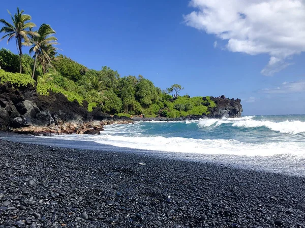 Las Olas Azules Del Mar Los Árboles Orilla —  Fotos de Stock