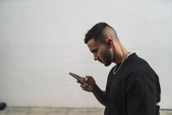 Španělský Muž Používající Telefon Venku — Stock fotografie