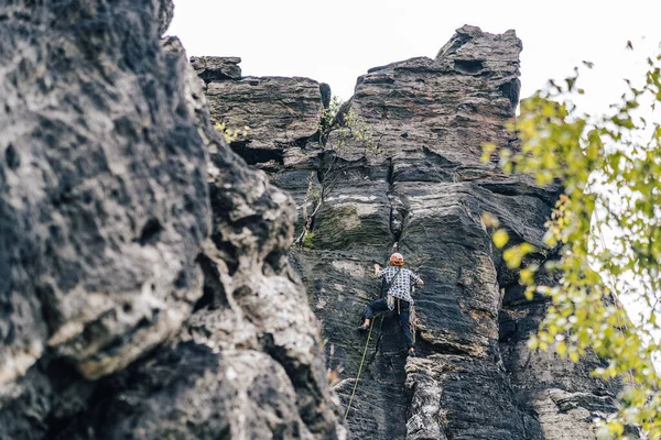 一个攀岩者在高高的悬崖上 爬上砂岩 史诗般的极限运动照片 捷克共和国切赫砂岩上的攀登者 — 图库照片