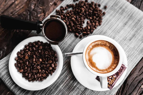 Egy Csésze Kávé Frissen Pörkölt Kávébab Asztalon — Stock Fotó