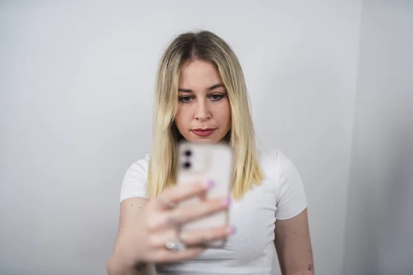 Uma Jovem Caucasiana Espanha Tirando Uma Selfie Com Telefone Contra — Fotografia de Stock