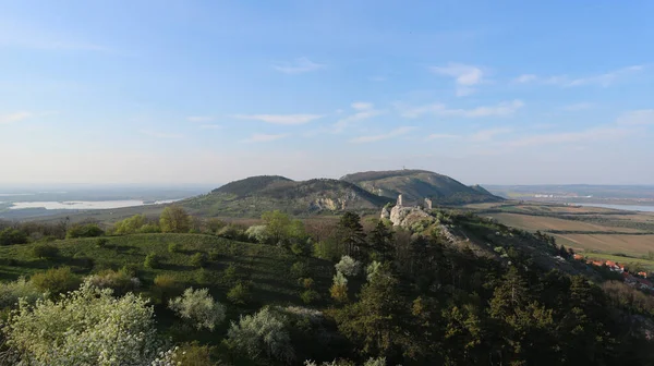 Een Panoramisch Uitzicht Het Heuvelachtige Landschap Met Meer Achtergrond Bij — Stockfoto