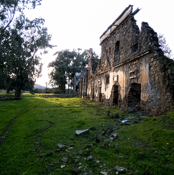 Ruinas Destruidas Viejo Castillo Naturaleza Nadie Alrededor —  Fotos de Stock