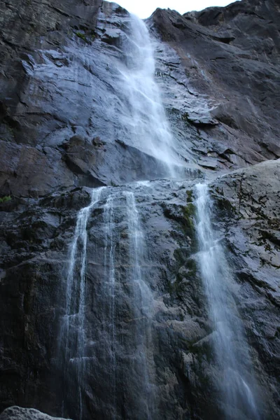 Uma Cachoeira Estreita Caindo Entre Rochosas Paredes Pedra Penhasco Áspero — Fotografia de Stock