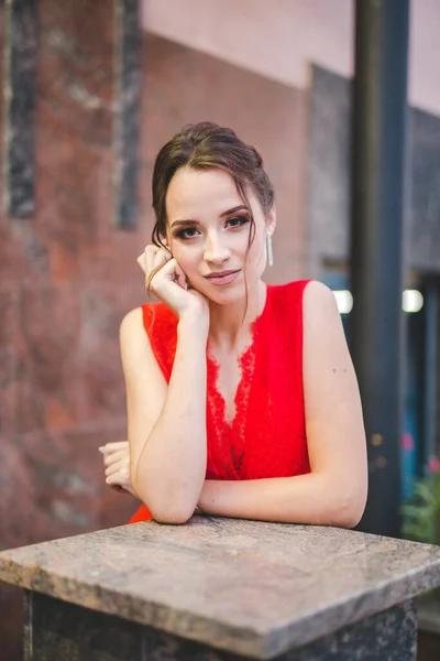 Pretty Caucasian Lady Wearing Red Evening Dress Posing While Leaning — 스톡 사진