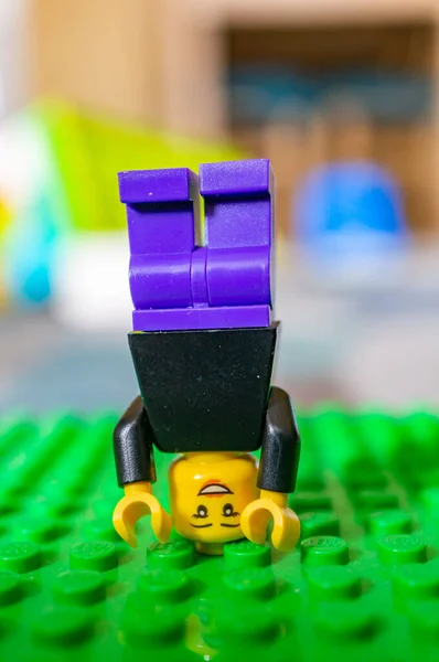 Poznan Polsko 2021 Figurka Lego Ženy Při Cvičení Handstand — Stock fotografie