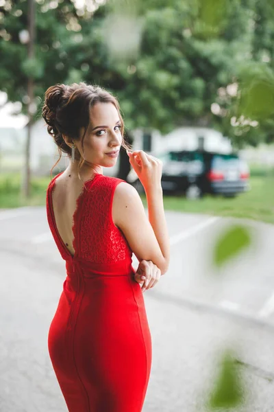 Una Dama Caucásica Sexy Elegante Con Vestido Rojo Posando Parque —  Fotos de Stock