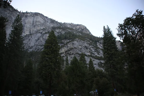 Ein Schöner Blick Auf Felsige Berge Unter Blauem Himmel Abend — Stockfoto