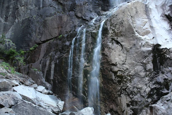 Una Cascada Estrecha Que Cae Entre Paredes Rocosas Piedra Acantilado — Foto de Stock