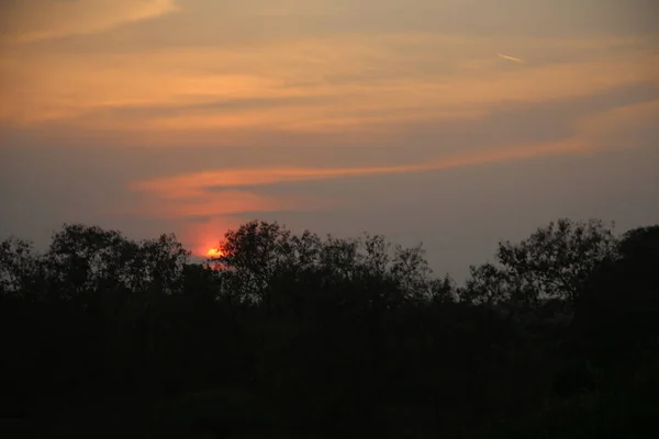 Prachtige Lucht Tijdens Een Oranje Zonsondergang — Stockfoto