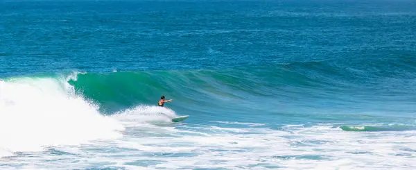 Eine Person Die Einem Sonnigen Tag Meer Surft — Stockfoto