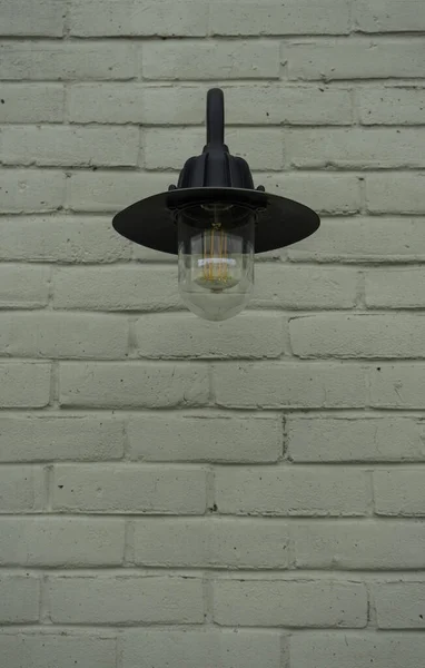 一盏老式壁灯的垂直拍摄 — 图库照片