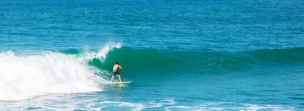 Una Persona Surfeando Mar Día Soleado — Foto de Stock