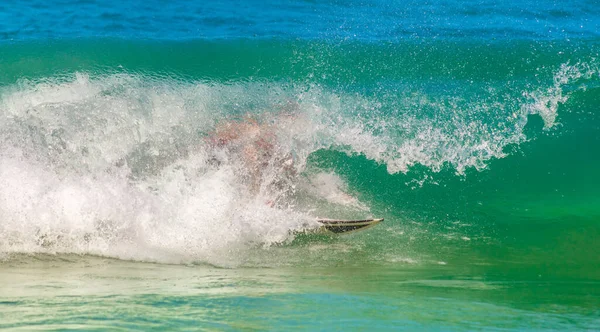 Osoba Surfująca Morzu Słoneczny Dzień — Zdjęcie stockowe
