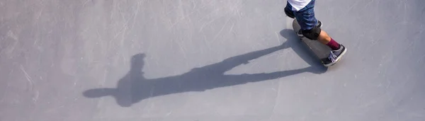スケートパークでスケートのトリックをやっている人の高い角度のショット — ストック写真