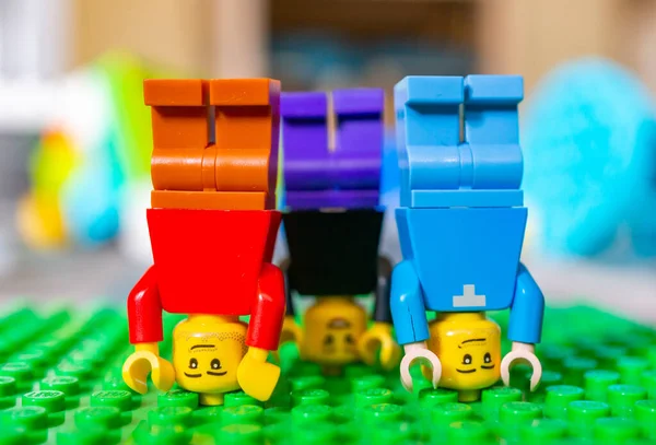 Poznan Polónia Mar 2021 Três Figuras Coloridas Lego Fazendo Exercício — Fotografia de Stock