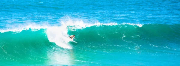 Uma Pessoa Surfar Mar Num Dia Ensolarado — Fotografia de Stock