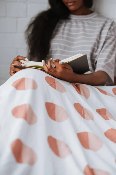 Een Jonge Afrikaanse Vrouw Die Een Boek Leest Bed — Stockfoto