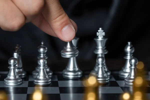 Крупный План Человека Играющего Шахматы Серебряными Пешками Против Золотых Пешек — стоковое фото