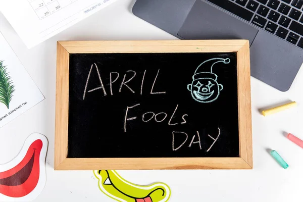 Närbild Styrelse Med Ett April Fools Day Meddelande Ett Kontorsbord — Stockfoto