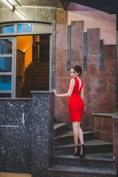 Kırmızı Elbiseli Yüksek Topuklu Ayakkabı Giyen Bir Restoranın Merdivenlerinde Duran — Stok fotoğraf