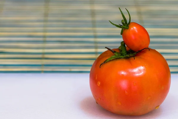 Zbliżenie Ujęcia Świeżych Organicznych Pomidorów Rozmytym Tle — Zdjęcie stockowe