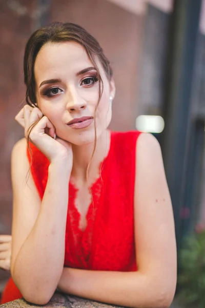 Pretty Caucasian Lady Wearing Red Evening Dress Posing While Leaning — 스톡 사진