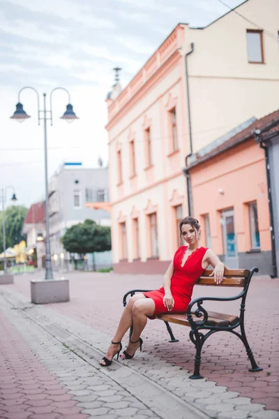 Uma Senhora Caucasiana Sexy Vestindo Vestido Noite Vermelho Posando Enquanto — Fotografia de Stock
