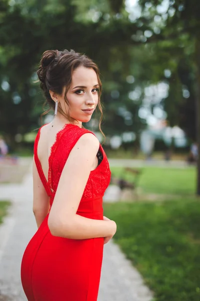 Una Sexy Dama Caucásica Con Vestido Rojo Posando Aire Libre — Foto de Stock