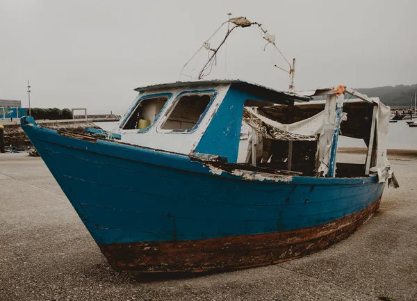 Imagen Muestra Barco Pesquero Azul Abandonado Muelle Con Cielo Nublado — Foto de Stock