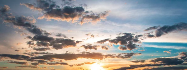 Tiro Panorâmico Uma Paisagem Nublada Hipnotizante Pôr Sol — Fotografia de Stock