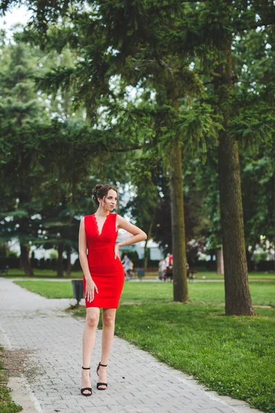 Une Dame Blanche Sexy Élégante Portant Une Robe Rouge Posant — Photo