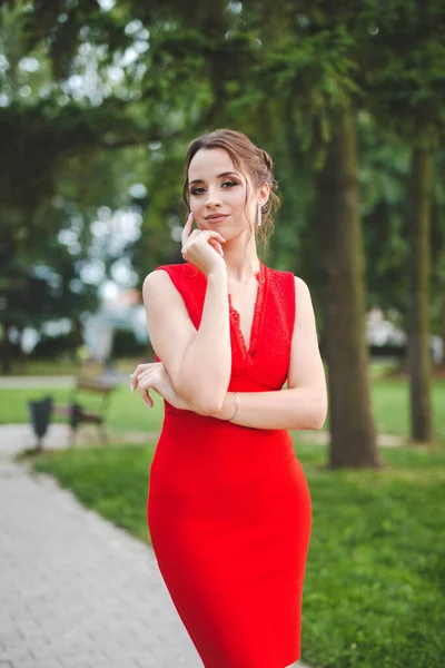 Uma Elegante Senhora Caucasiana Vestindo Vestido Vermelho Posando Livre — Fotografia de Stock