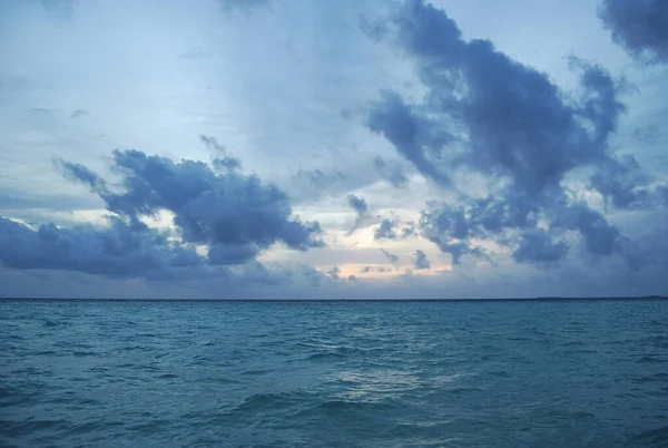 Plan Panoramique Beau Paysage Nuageux Travers Océan Pendant Lever Soleil — Photo