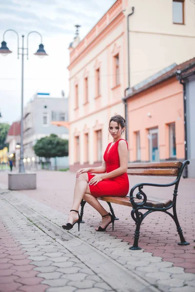 Uma Senhora Caucasiana Sexy Vestindo Vestido Noite Vermelho Posando Enquanto — Fotografia de Stock