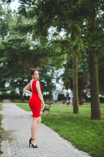 Kırmızı Elbise Giyen Parkta Poz Veren Seksi Zarif Beyaz Bir — Stok fotoğraf
