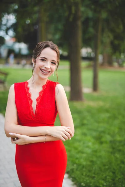 Kırmızı Bir Elbise Giyen Dışarıda Mutlu Poz Veren Zarif Beyaz — Stok fotoğraf