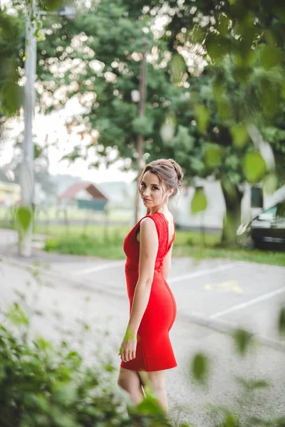 Eine Sexy Und Elegante Kaukasierin Trägt Ein Rotes Kleid Und — Stockfoto