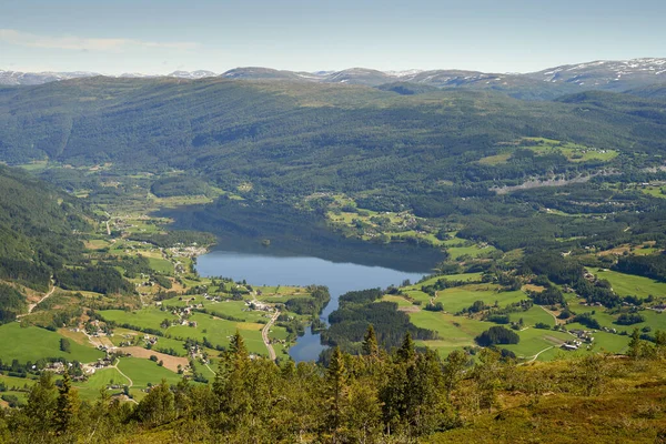 ノルウェーの緑に覆われた山々に囲まれたヴォサンゲン市の航空写真 — ストック写真