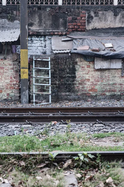 Een Verticaal Schot Van Spoorbanen Met Ladder Leunend Een Verweerde — Stockfoto