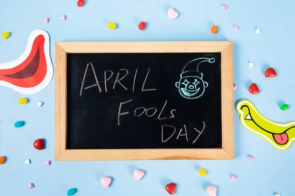 Närbild Styrelse Med April Fools Day Meddelande Färgstark Fest Bakgrund — Stockfoto