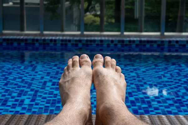 Närbild Människans Nakna Fötter Mot Poolen Solig Dag Koppla Med — Stockfoto