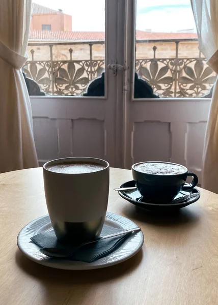 Eine Vertikale Aufnahme Von Kaffeebechern Auf Einer Hölzernen Tischfläche — Stockfoto