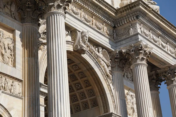 Milán Italia Marzo 2019 Arco Della Pace Día Esquí Azul — Foto de Stock